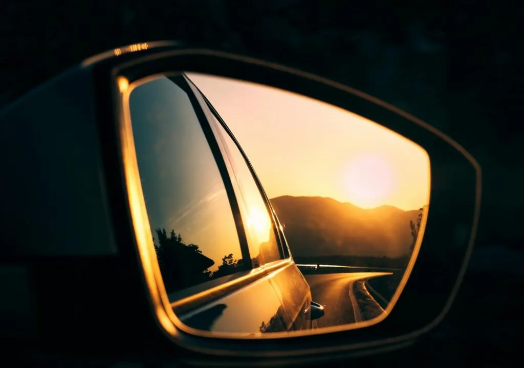 Rétroviseur latéral d'une voiture avec le reflet d'une voiture