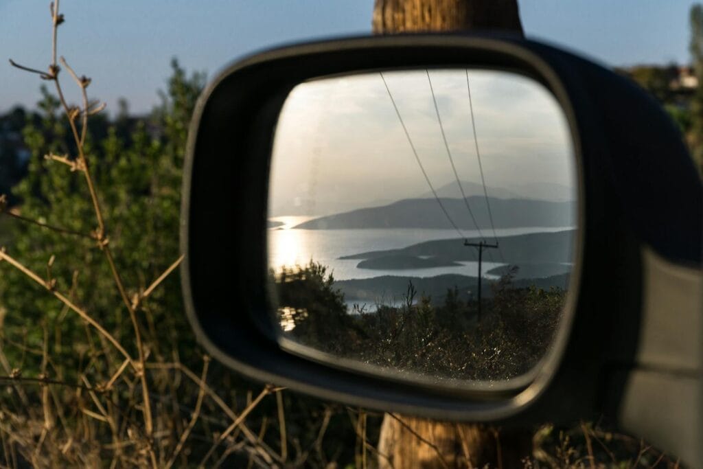 Fotografia de focagem rasa do espelho da asa do automóvel
