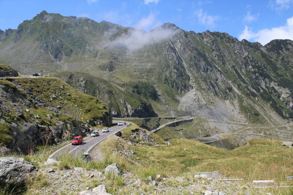 Auto sulla strada tra le montagne