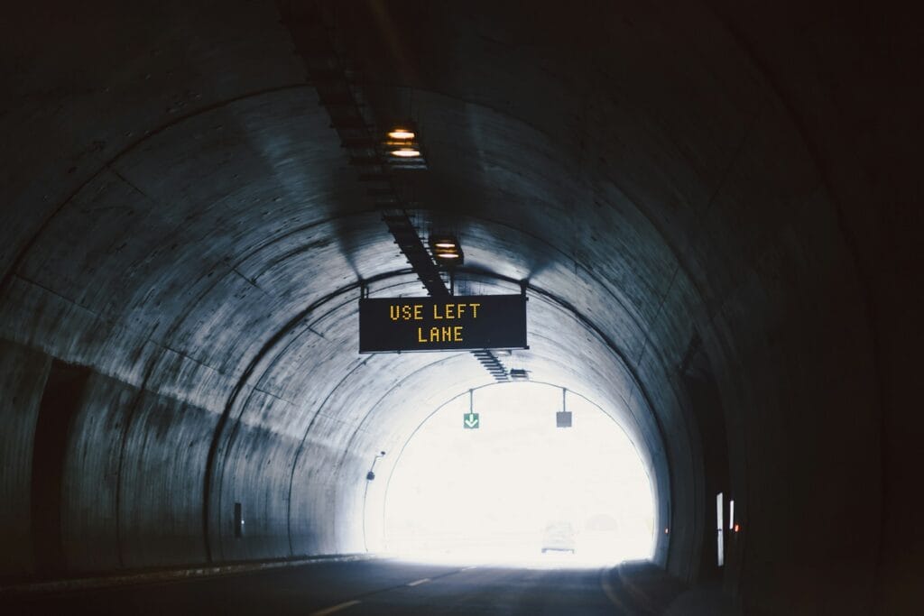 foto de um túnel vazio